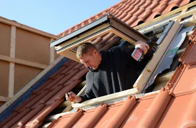 Pose de fenêtre de toit et velux par un couvreur à Grayan-et-l'Hôpital